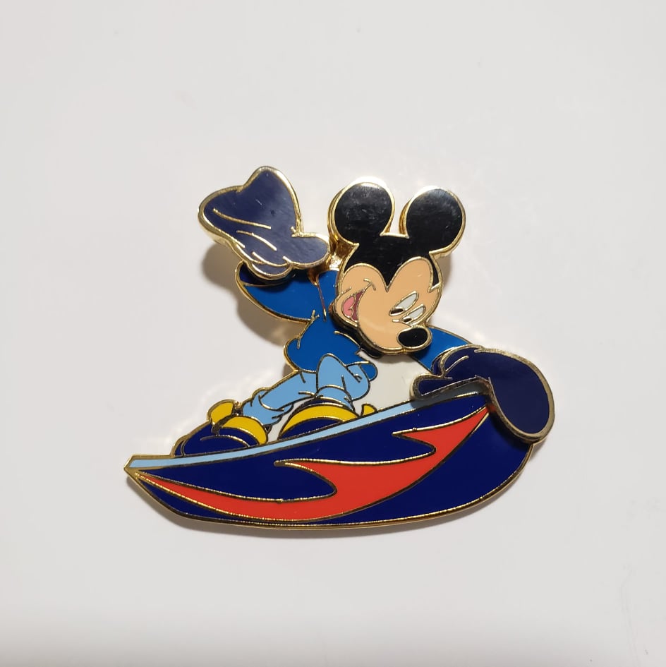 Mickey Snowboarding