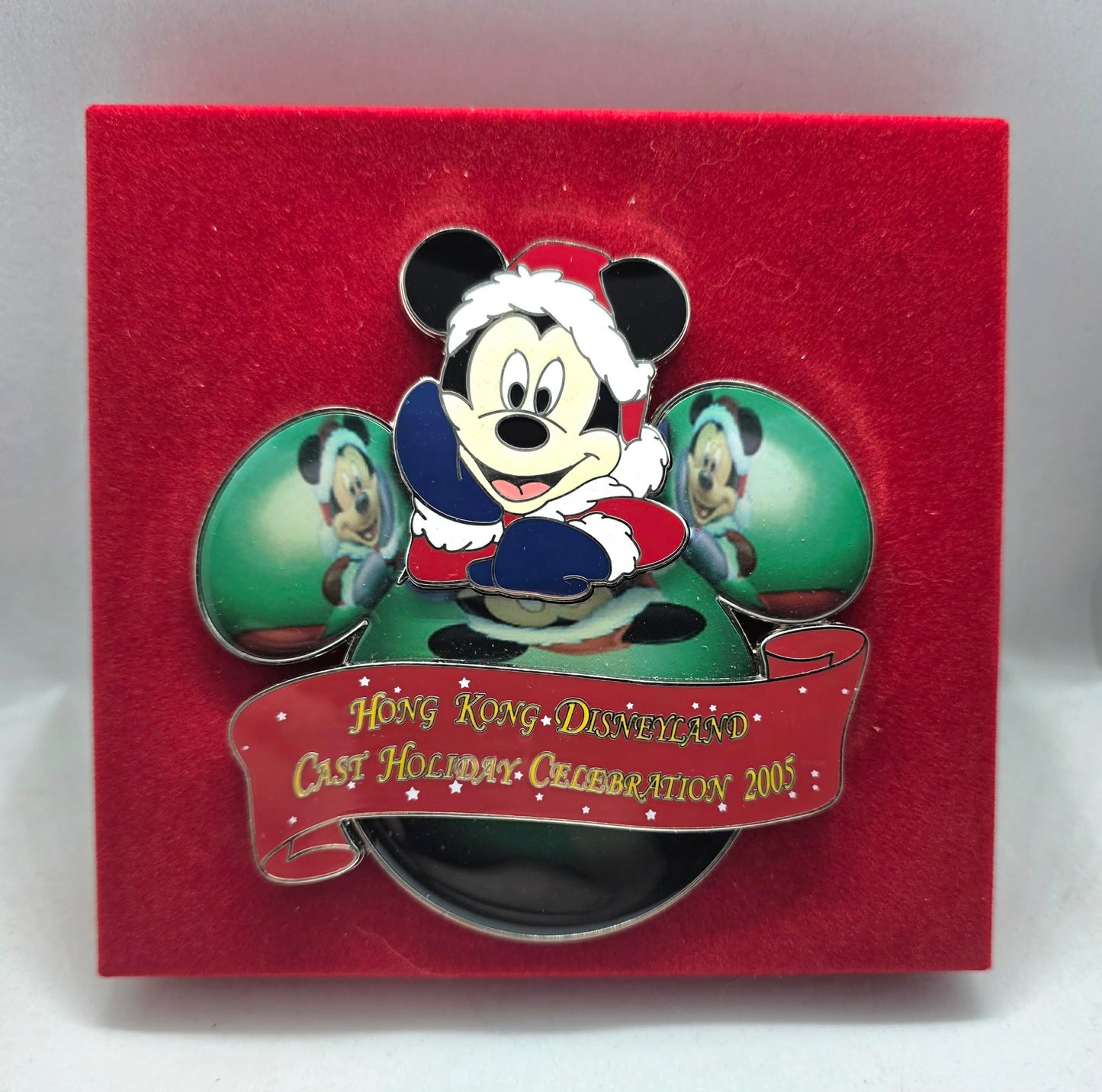 2005 Hong Kong Disneyland Cast Exclusive - Mickey Mouse in a holiday outfit