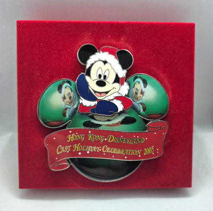 2005 Hong Kong Disneyland Cast Exclusive - Mickey Mouse in a holiday outfit