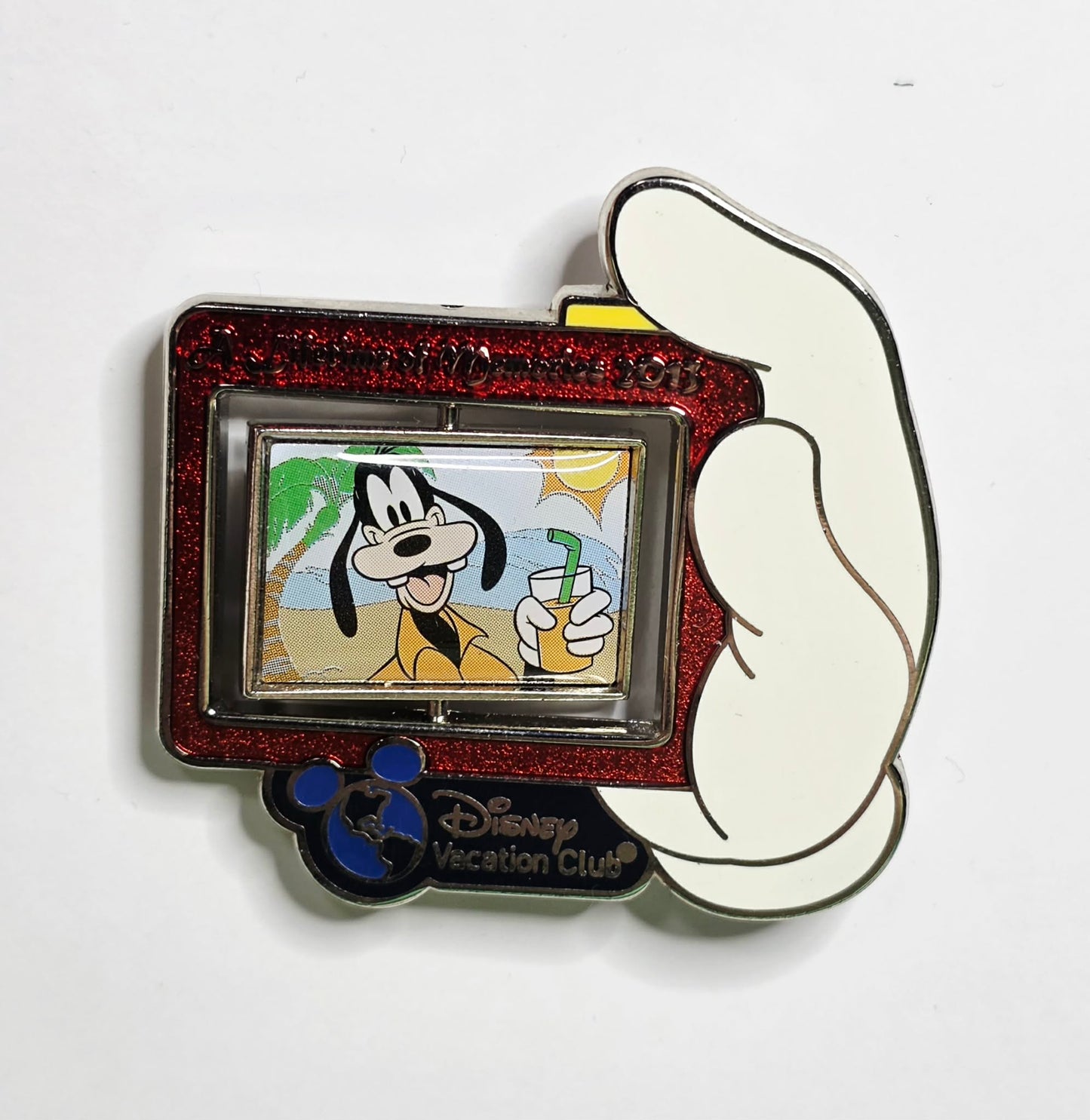 Disney Vacation Club 2013 - Goofy and a camera-shaped design with a spinner element