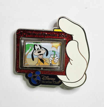 Disney Vacation Club 2013 - Goofy and a camera-shaped design with a spinner element
