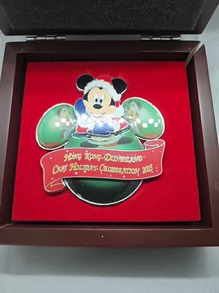 2005 Hong Kong Disneyland Cast Exclusive - Mickey Mouse in a holiday outfit