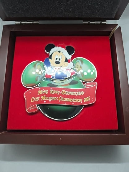 2005 Hong Kong Disneyland Cast Exclusive - Mickey Mouse in a holiday outfit
