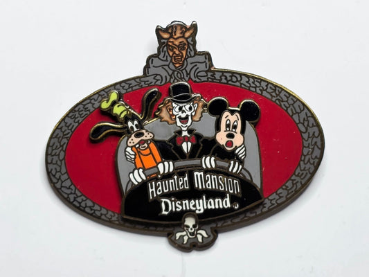 Mickey Mouse, Goofy, and a Ghost Host - Haunted Mansion Diensyland