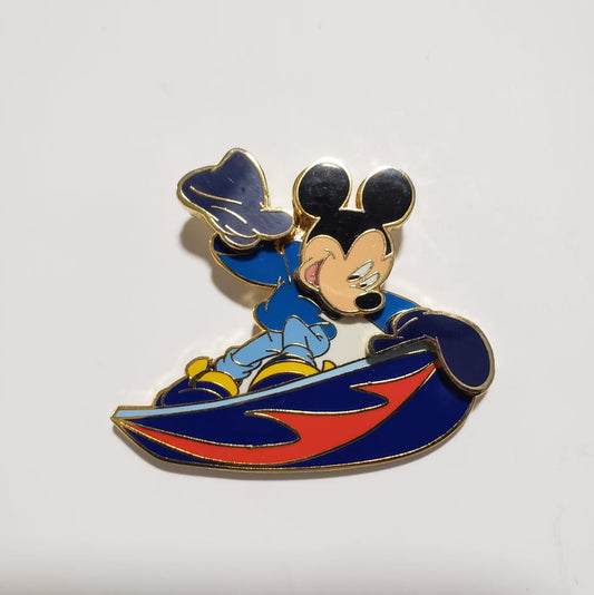 Mickey Snowboarding